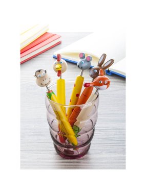 Zoom pero s postavou , liška > barevné